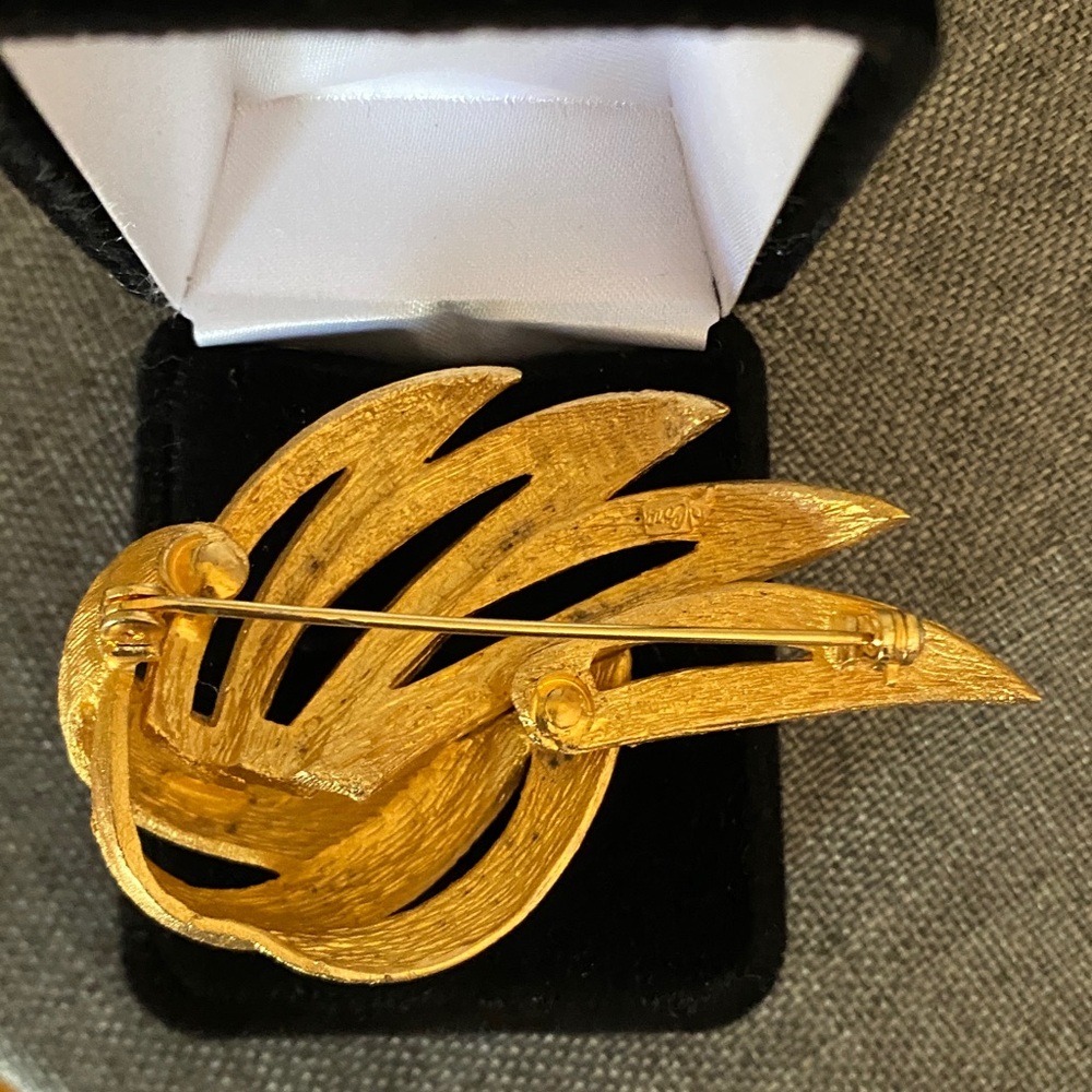 Vintage Coro Gold Tone Florentine Ribbon Leaf Brooch Signed Mid Century - Picture 6 of 7